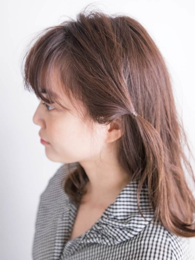 サイドの髪をシリコンゴムで結ぶ