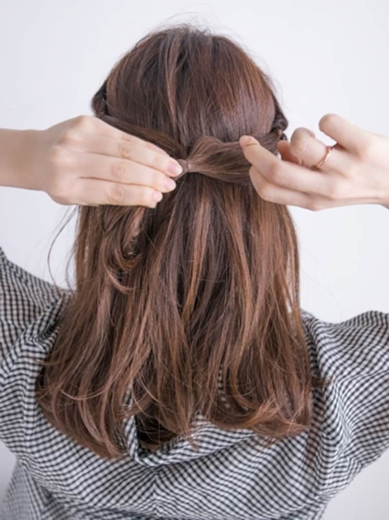 ぼんのくぼのやや上でひとつに結ぶ