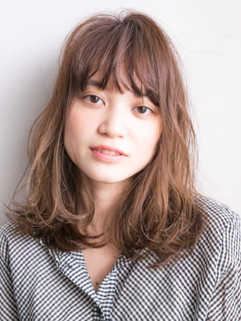 鎖骨ラインのミディアムヘア