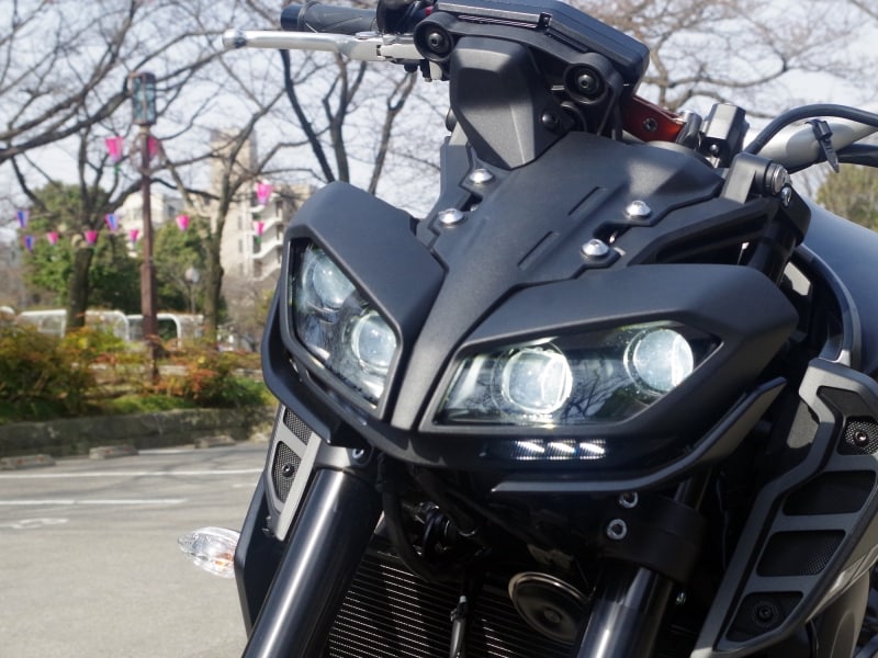 MT-09は二代目になってLEDヘッドライトが採用された