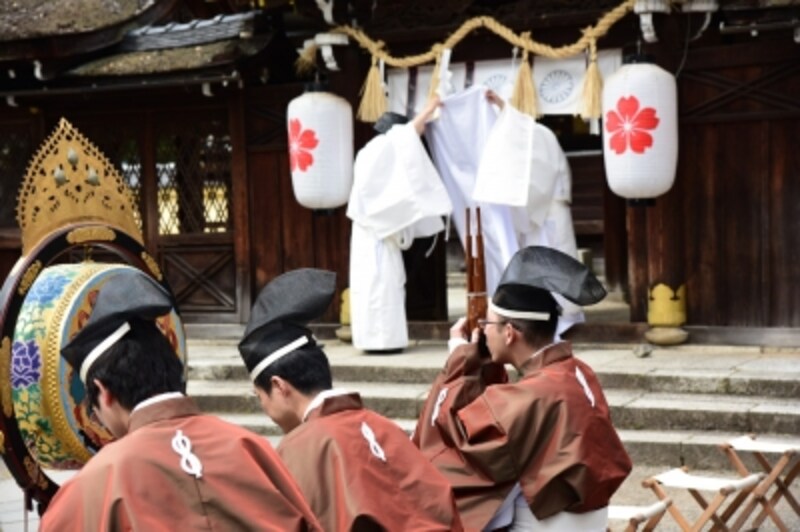 御祭神の御霊(みたま)を鳳輦に遷す神事などが行われた後、神職が花山天皇陵を参拝する