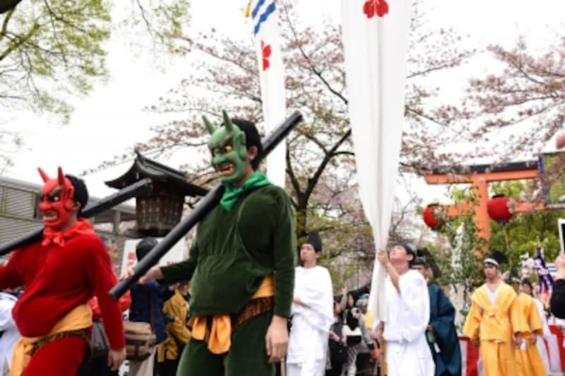 列の先頭付近を行く、赤鬼と青鬼