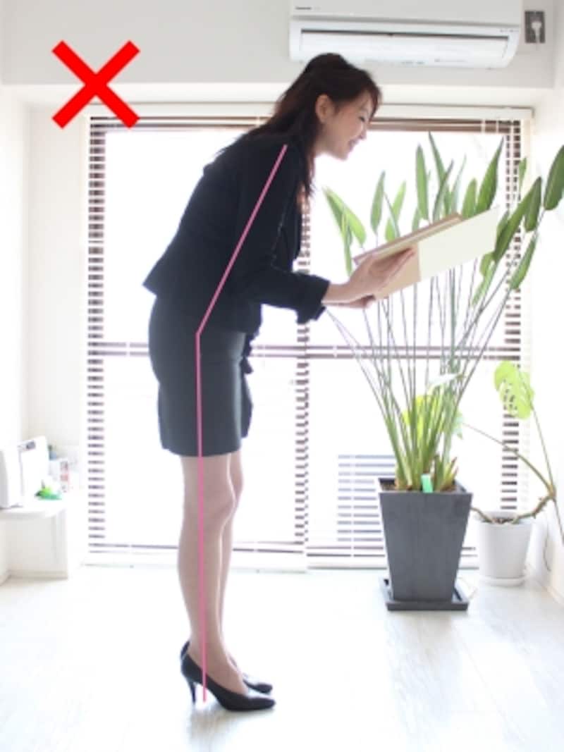 肩、腰、かかとのラインが曲がるとNG姿勢