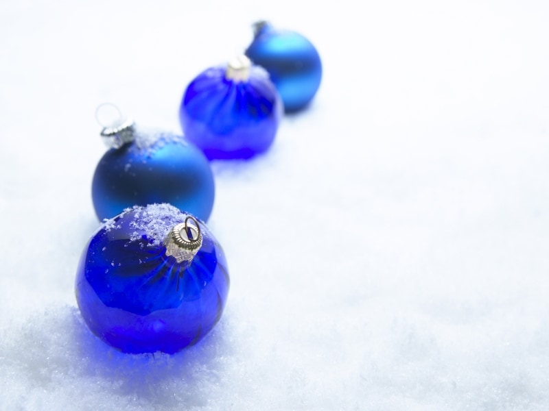 物体色は、物体の表面から反射された光による「表面色」、ガラスのように透過する光による「透過色」に分類されます。