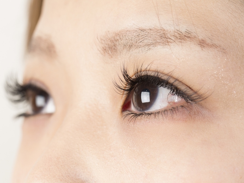 人間の目の網膜には、可視光線を知覚する「錐体」と呼ばれる視細胞(光受容体)があります。