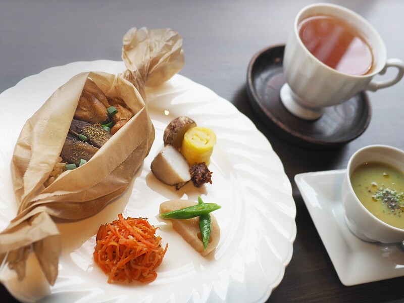 鶏おこわ、薬膳スープ、紅茶のセット。季節の野菜も丁寧に調理されています。
