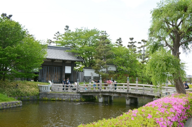 忍城を囲む濠と門