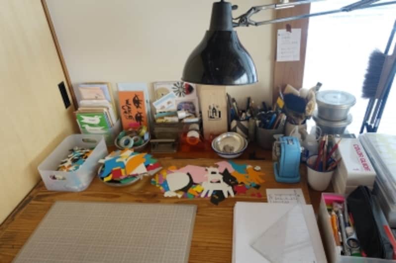 YUYAさんの作業机には、たくさんの切り絵のかけらが。細かい切り抜きも取っておき、アイデアのきっかけに活用されます。