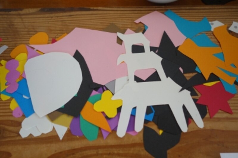 色とりどりの切り絵。ここからどんな作品が生まれるのでしょう。