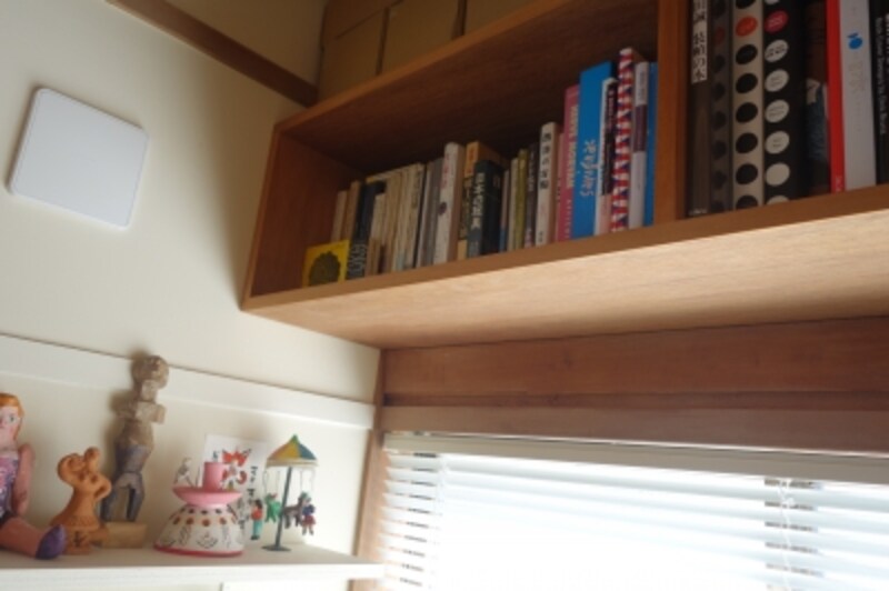 机の傍らには、ちょこちょこと郷土玩具。そして本棚には民芸や古陶の本と一緒に、グラフィックやイラストの本が収まっています。サヴィニャック、レオ・レオニ、エルヴェ・モルヴァンなどもあります。