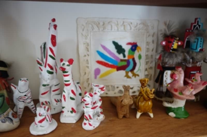 日本だけでなく、世界各国のものが並びます。白い人形はスペイン・マヨルカ島のもの。