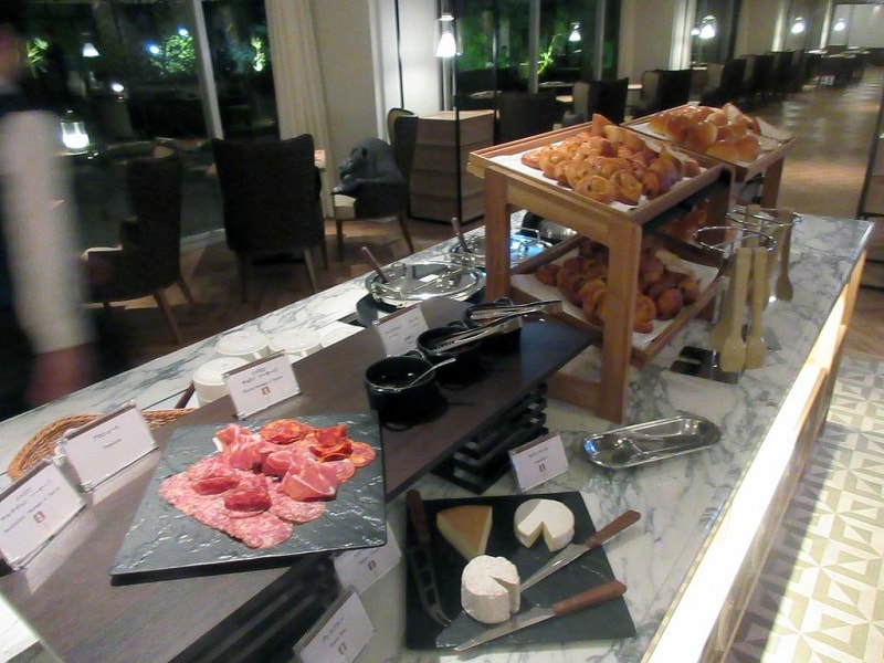 ポルト パンなどのブッフェ台