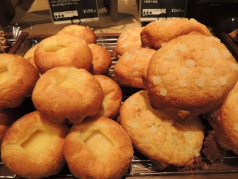 ブリオッシュ・シュクレ(左）、クッキークロワッサン（右）