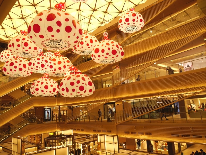 2階から見上げた5階までの吹き抜け