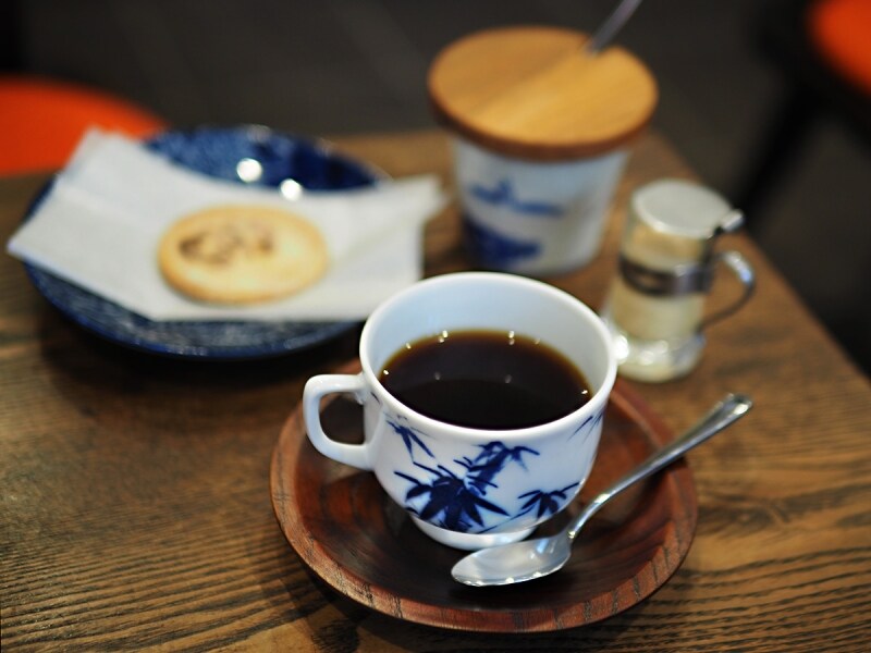 カップも砂糖壺も往時の青蛾で使われていたもの