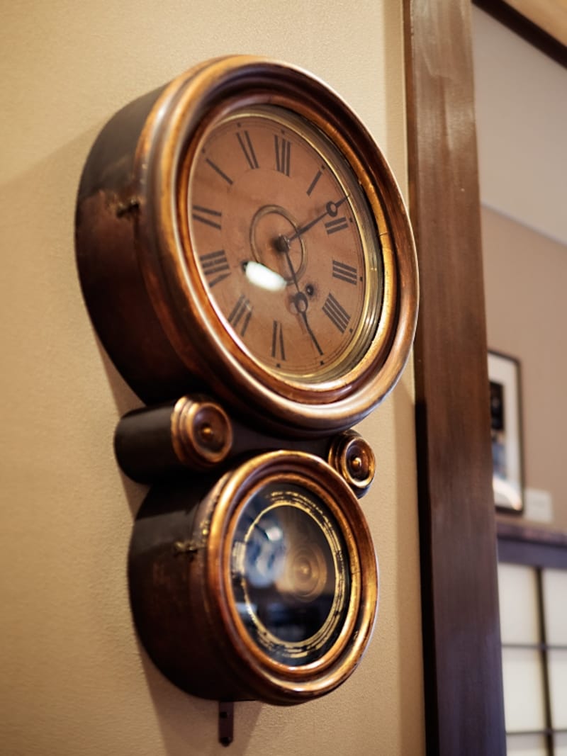 古色を帯びた振り子の時計はアメリカ製