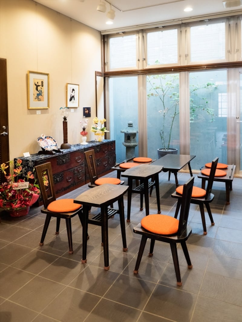 新しい青蛾の店内