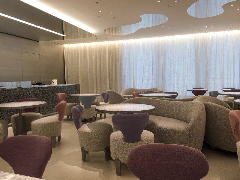 GinzaSixからは地下1FのDior Hommeの入口、もしくは地上の入り口から「HOUSE OF DIOR GINZA」にはいり、奥にある秘密めいたエレベーターから4Fのカフェへ。