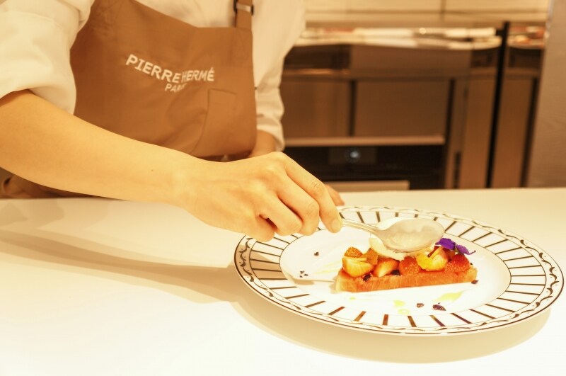 どちらも目の前でパティシエが仕上げるフレッシュ感が魅力