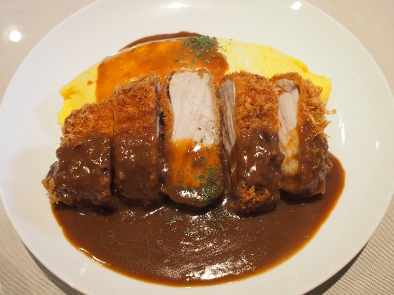 カツは外側がカリッと揚がっていて、お肉はしっとり。