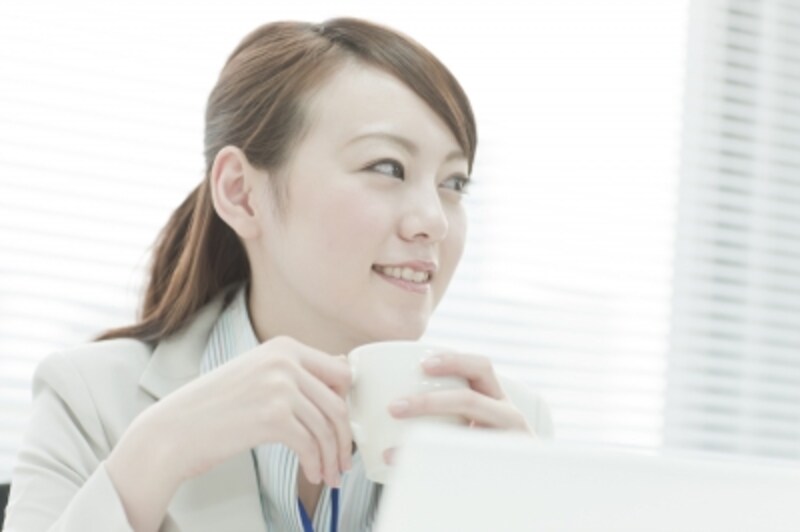 コーヒーを飲む女性