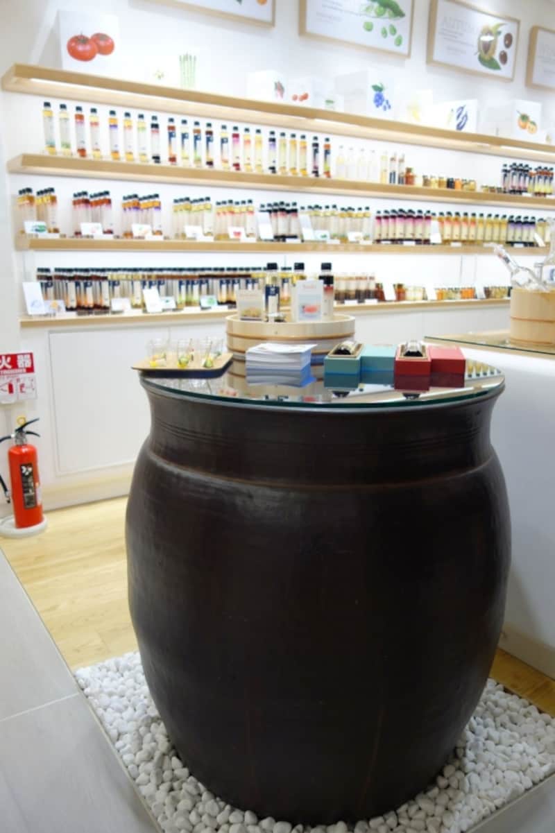 酢づくりに使う大きな仕込み甕が目印