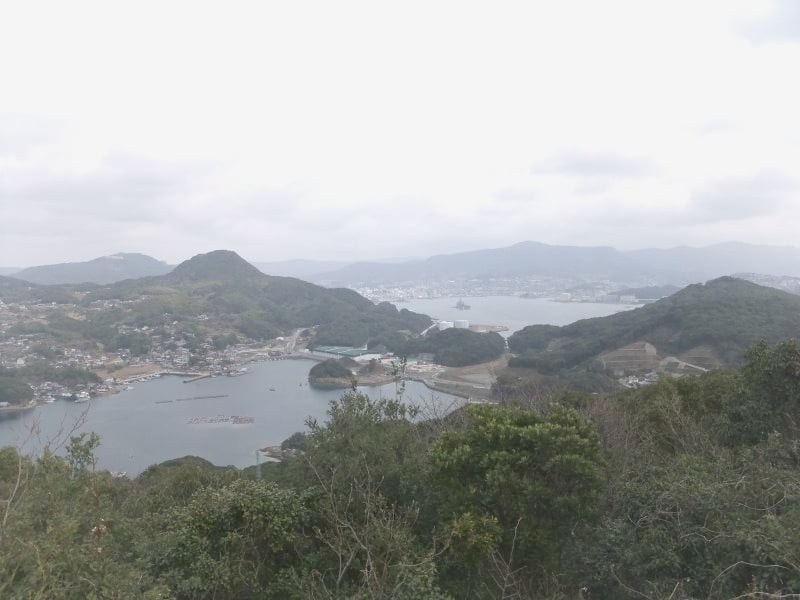 展海峰から望む佐世保市街中心部と佐世保港。半島の細い陸地の向こうに港が見える不思議な風景です(2012年3月撮影)