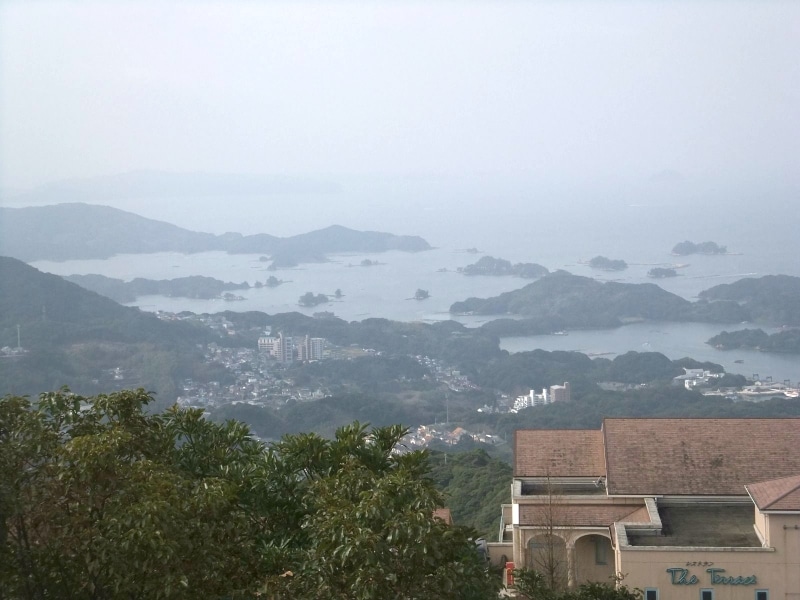 弓張岳展望台からの眺め、リゾートホテルの建物と一緒に望む九十九島(2012年3月撮影)