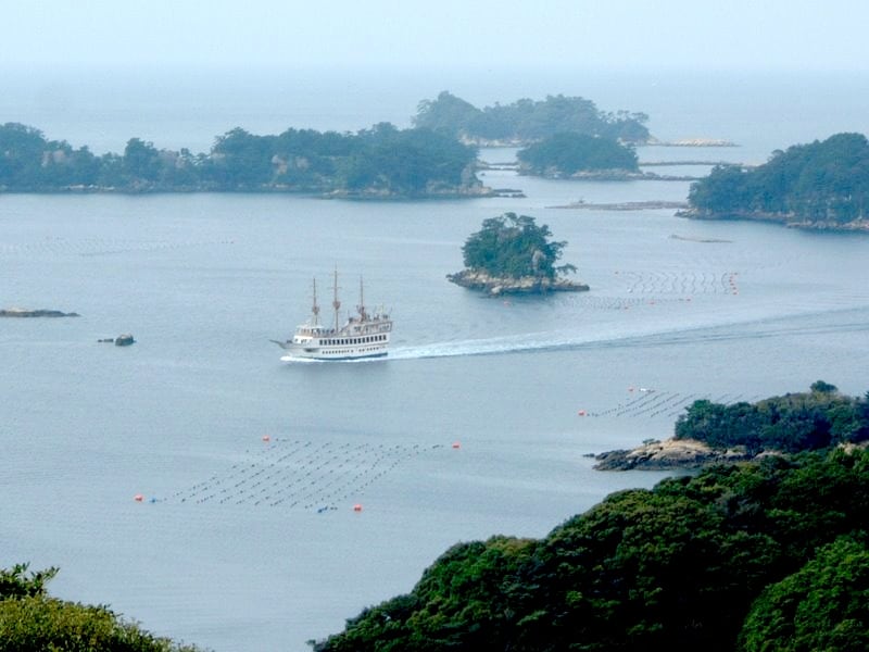 島の間を縫うように航海する九十九島遊覧船「パールクイーン」(2012年3月撮影)