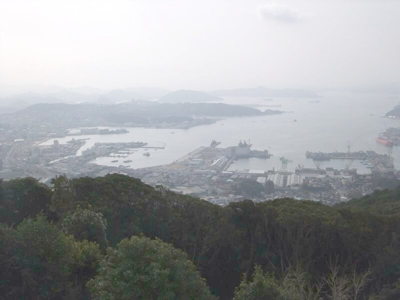 弓張岳展望台から佐世保市街中心部と佐世保港を望む(2012年3月撮影)