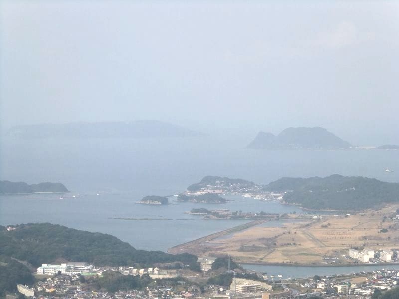 船越展望所から黒島を望む(左側の島影)。 ここに世界文化遺産候補の黒島教会(黒島天主堂)があります(2012年3月撮影)