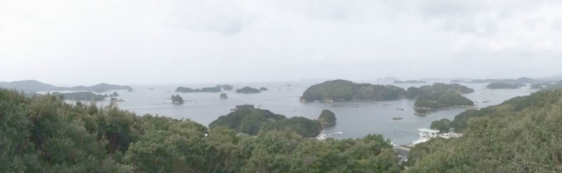 船越展望所からの九十九島の眺め。 様々な形の島が並ぶパノラマを楽しめます(2012年3月撮影)