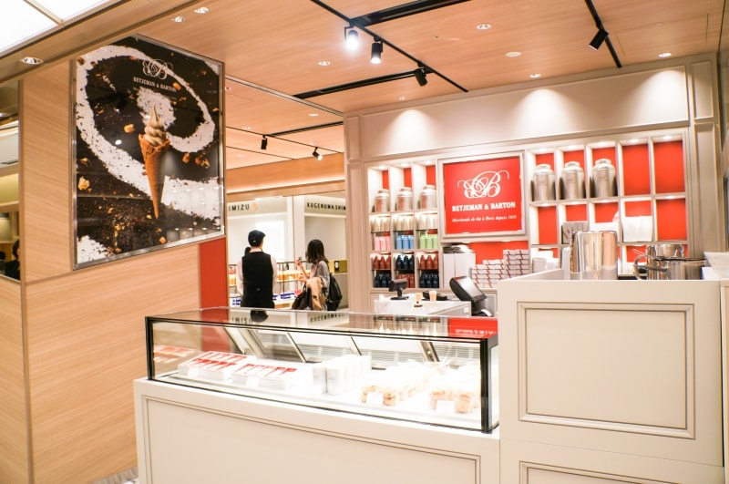 紅茶と共に、スイーツも販売。