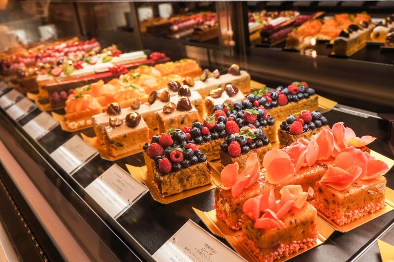 見た目にも華やかなプティガトーがショーケースを彩る