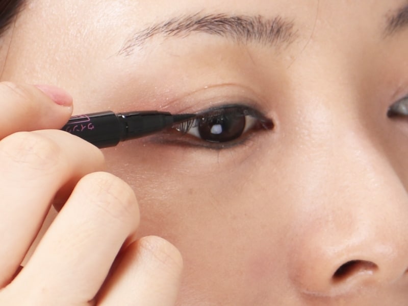 ナチュラルに見えるよう瞳の色と合わせたアイライナーを