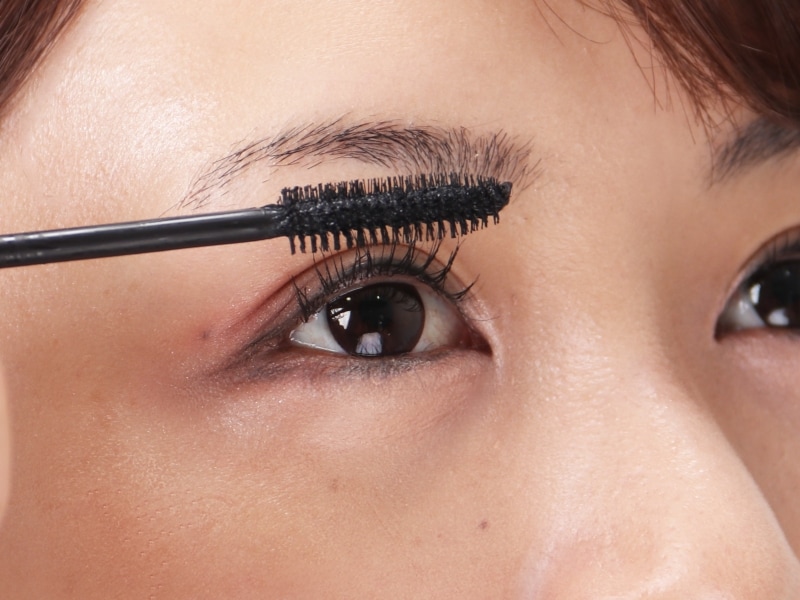 全体を均一に塗った後、黒目上を強調