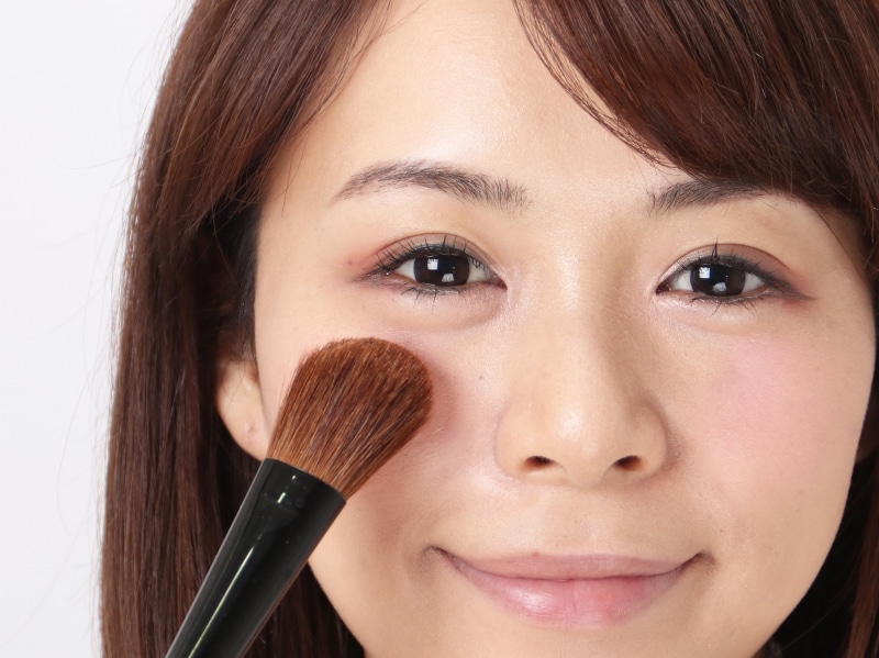 にっこり笑った時に高くなる頬の位置が目安