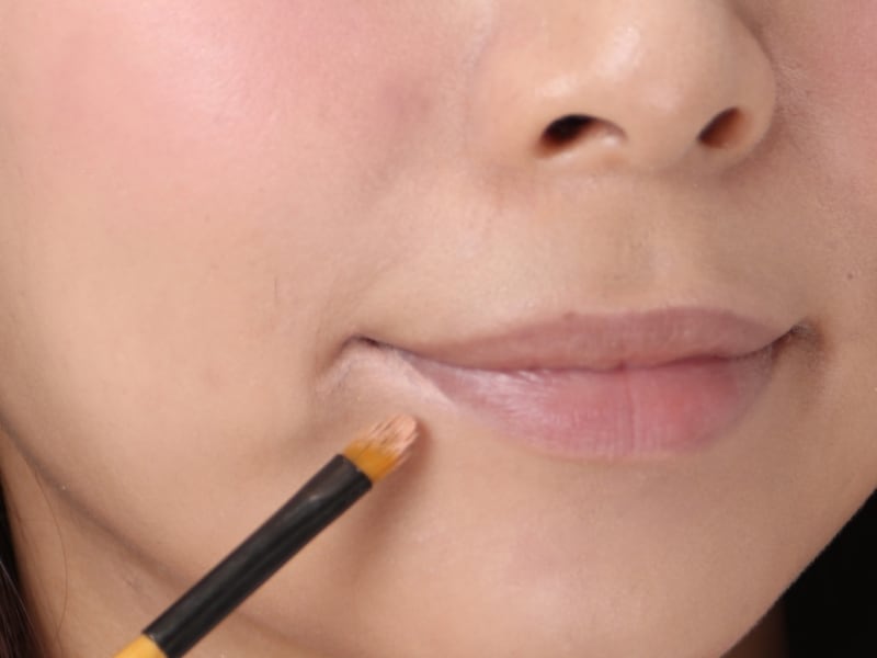 肌なじみの良いコンシーラーで整えます