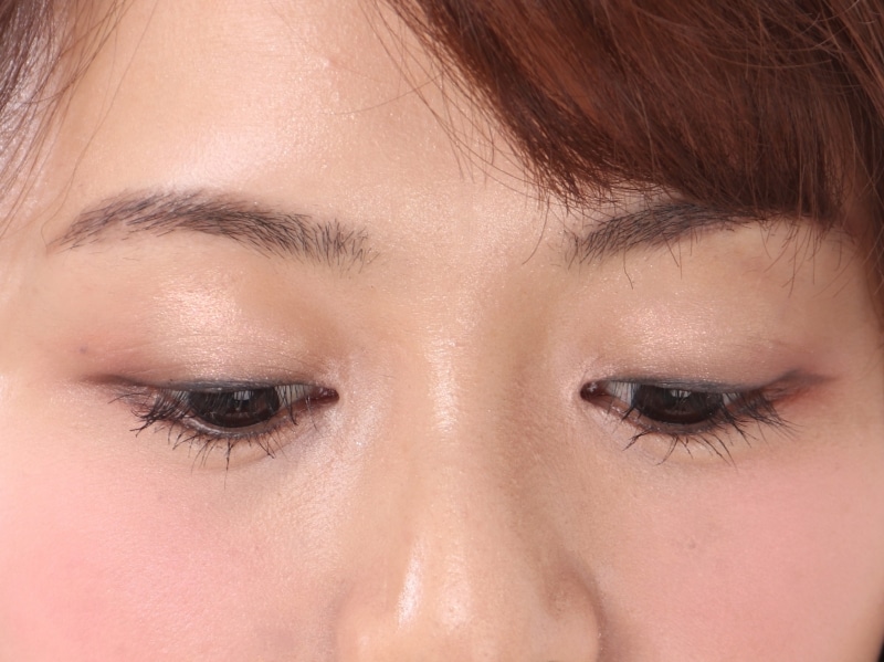 吸引力のある長くカールしたまつ毛