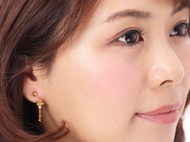 ほんのりピンクに色づく頬と耳たぶ