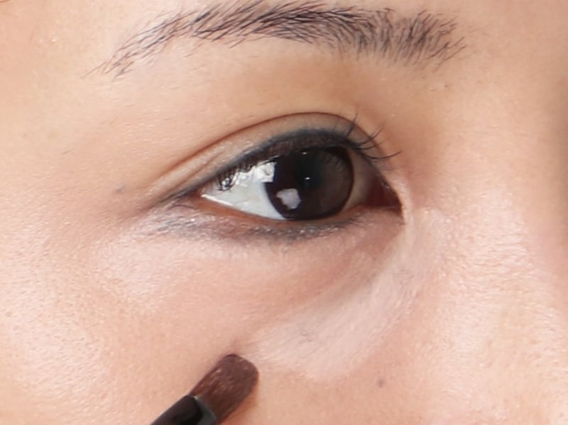 コンシーラーで気になる部分を整えます