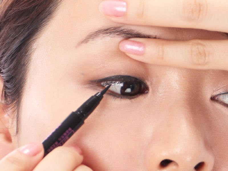 ラインをしっかり入れる分肌なじみの良いカラーを