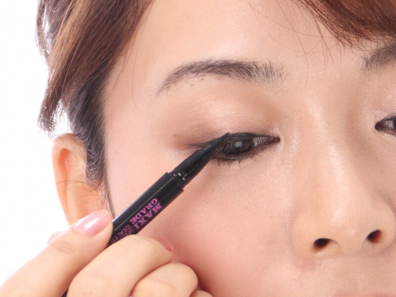 丸さと目尻のハネ上げのバランス感が肝心