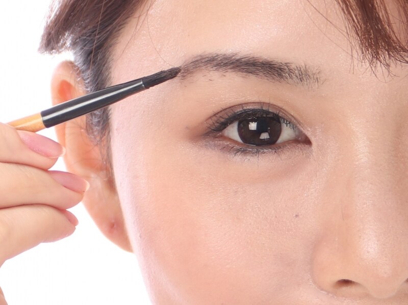 瞳の色とマッチする肌なじみカラーで描きます