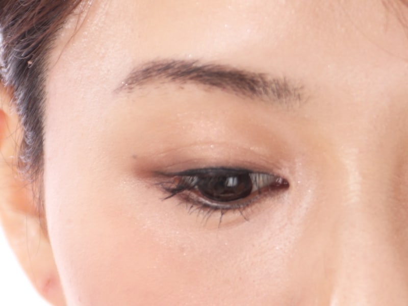 伏せた時も悪目立ちしないアイメイク