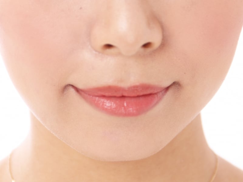 きちんと感のある赤系リップ