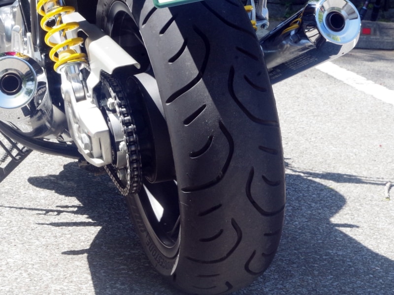 CB1100RSはインチ数が変わっただけでなくタイヤが太くなった