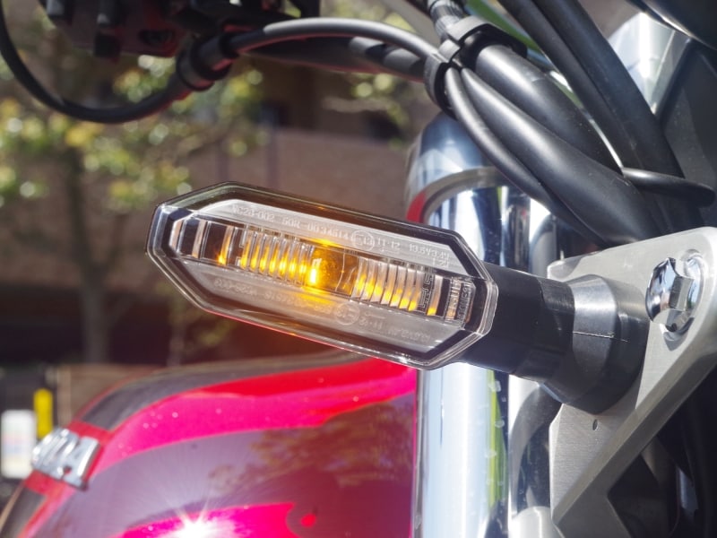 ウインカーはコンパクトなLEDタイプを採用