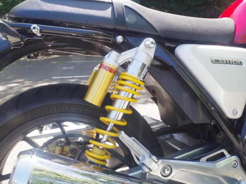 リザーバータンク付のリアサスペンションはストロークが長い