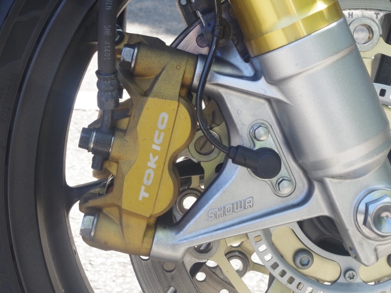 ラジアルマウントされたブレーキキャリパー